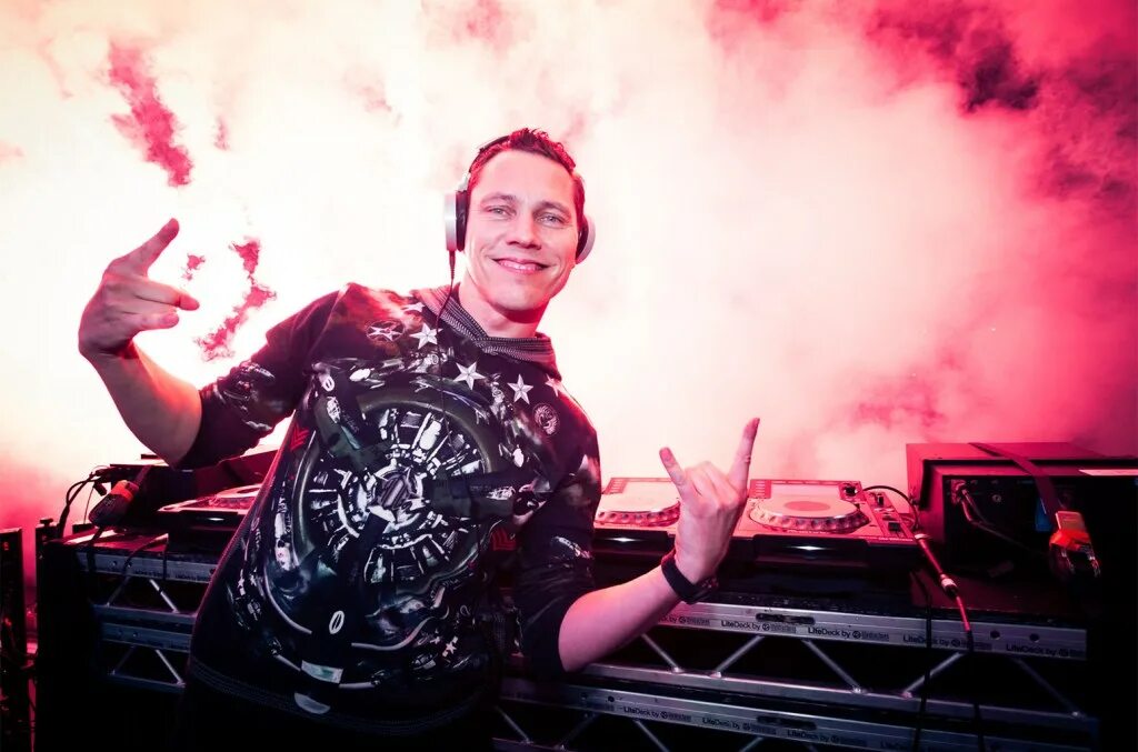 Tiesto moguai explode. Тиесто. тиесто и король. tiesto &amp; jauz infected. dj tiësto.