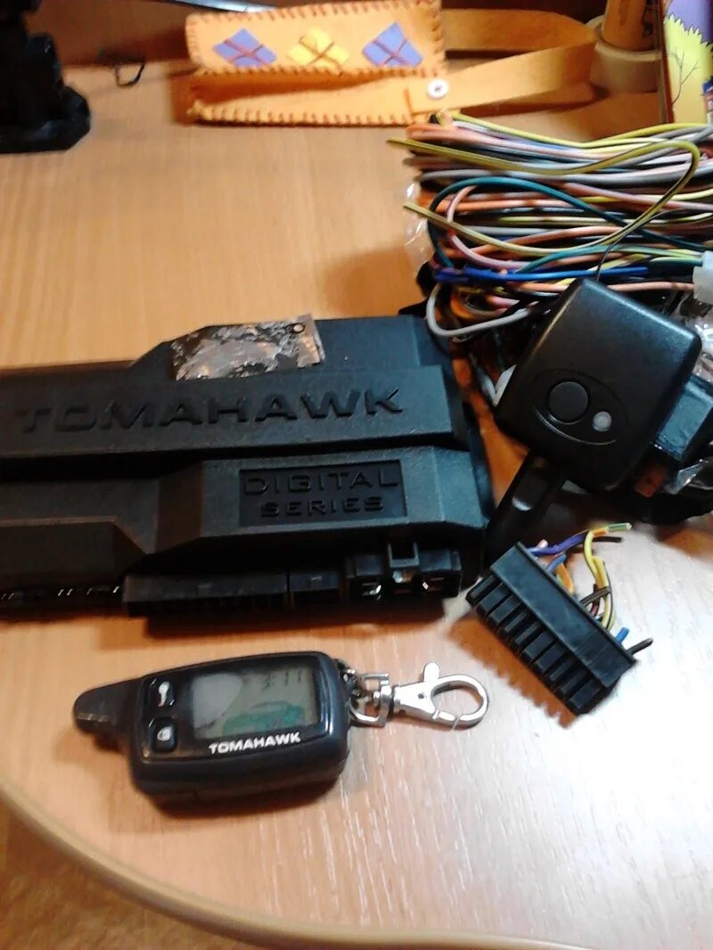 Пожарная сигнализация пищит. Сигнализация tomahawk tz-9030. Пищит сигнализация. Гагарина сигналка технология звука мпс. Сигнализация tomahawk bt8110.