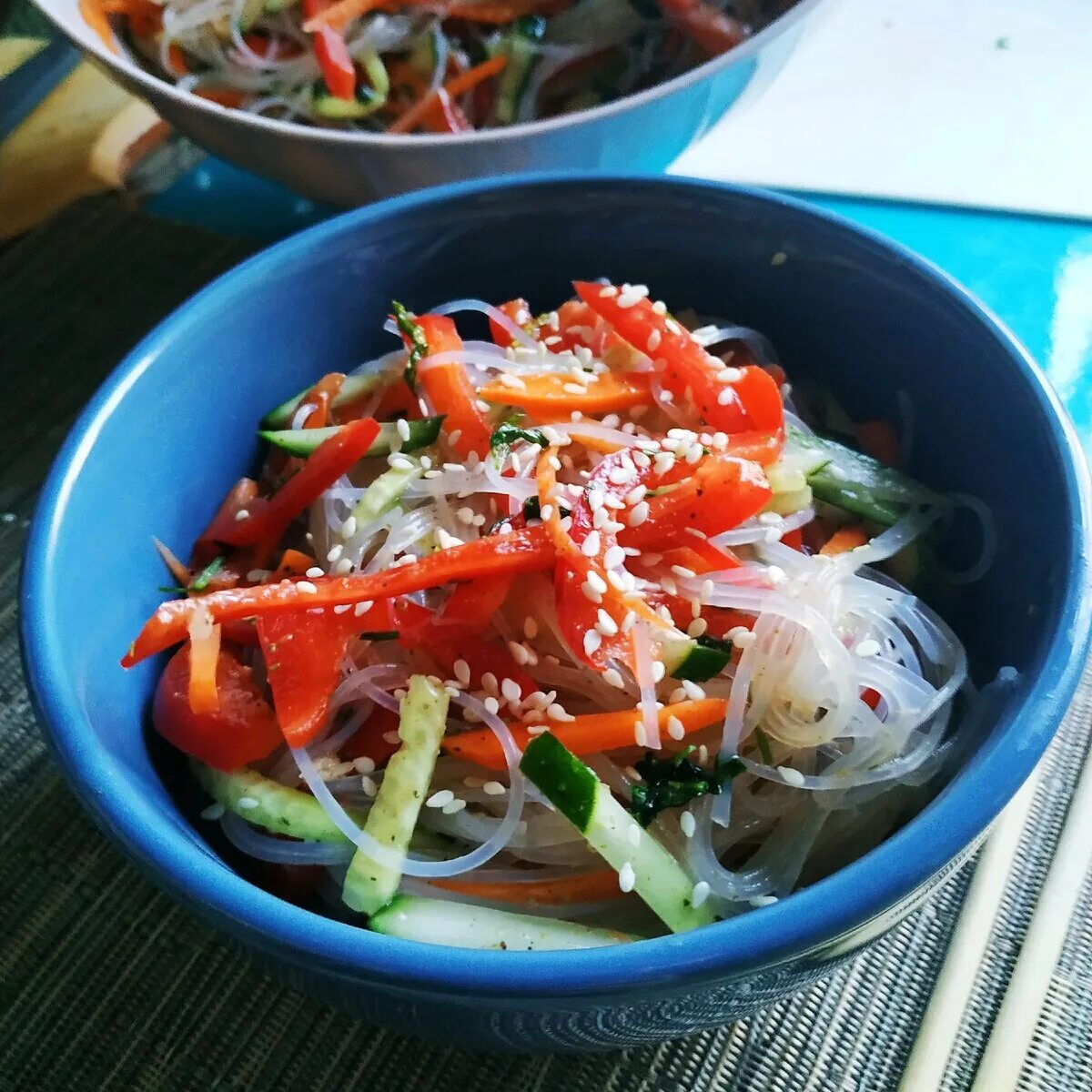 Фунчоза с овощами и курицей по корейски. Хойсин фунчоза. Корейские салаты фунчоза морковь. Фунчоза с овощами поикорейски. Салат из фунчозы с овощами по-корейски.