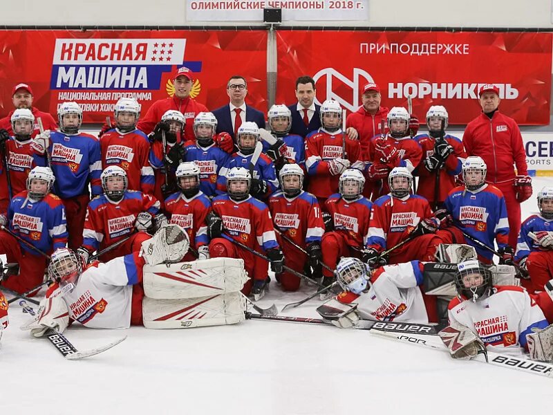 Красная машина хоккей логотип. Красная машина хоккей картинки. Красная машина хоккей. Красная машина хоккей. Красная машина арена.
