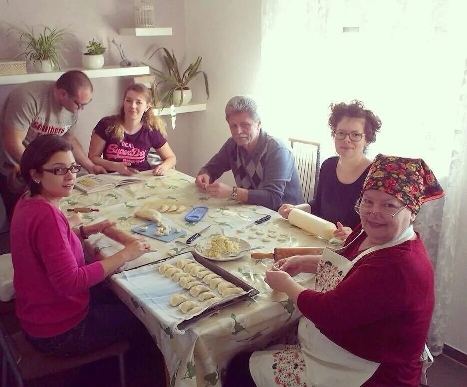 Лепка пельменей семьей. Дети лепят пельмени. Лепка пельменей в ссср. Лепим пельмени всей семьей. Семья лепит пельмени.