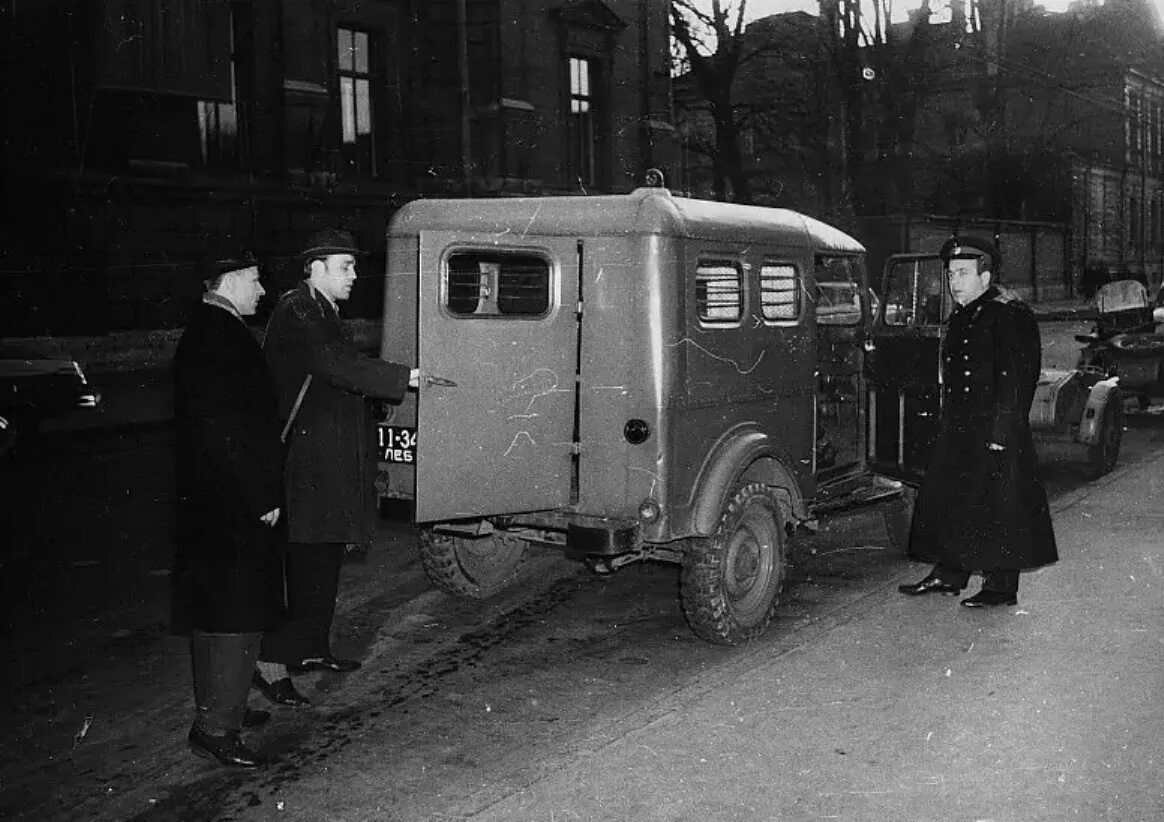 Арест ссср. Воронок НКВД. Черный воронок НКВД аресты. Черный воронок машина НКВД. Черный воронок НКВД аресты 1937.