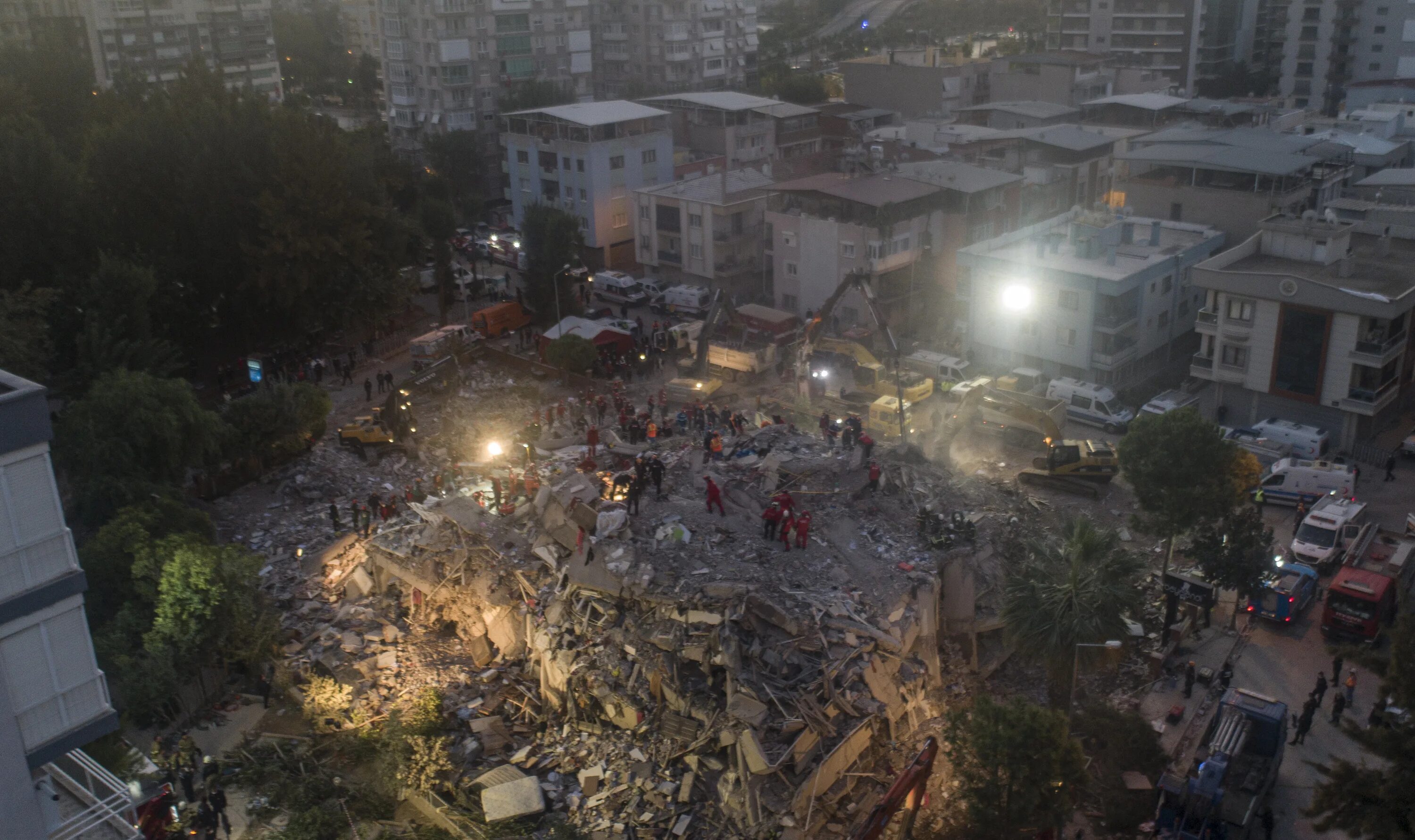 Сильное землетрясение произошло в спарте. Турция Измир землетрясение 2023. Hatay после землетрясения. Хатай до и после землетрясения.