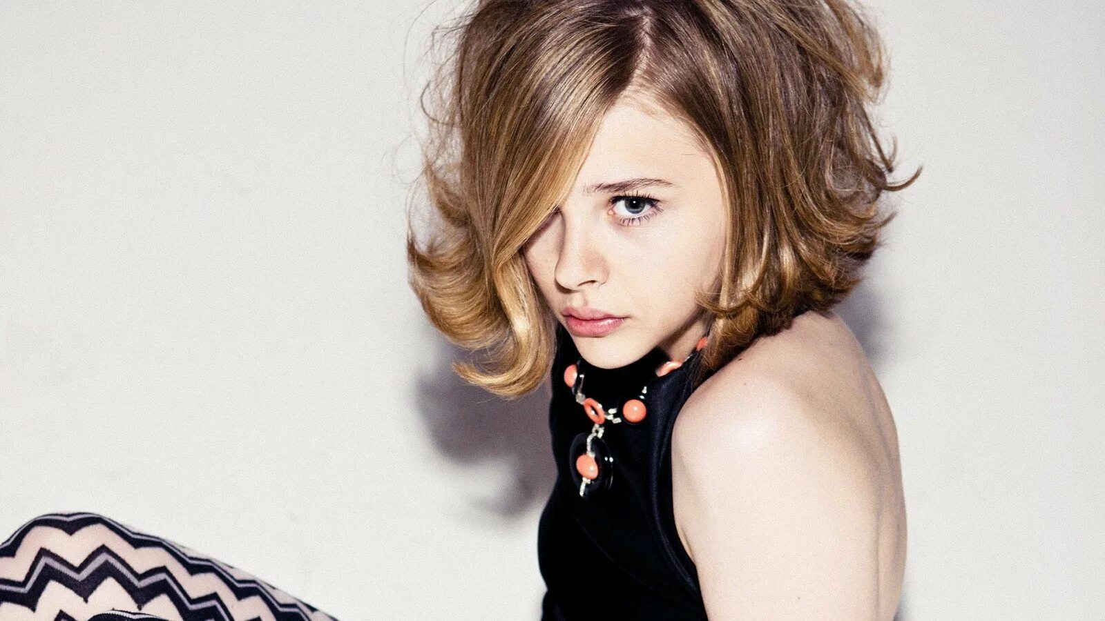 Селена гомес 2009. Стрижки на средние волосы для подростков. Селена гомес стрижка боб. Челка селены гомес. Стрижка для девочки подростка на средние волосы.