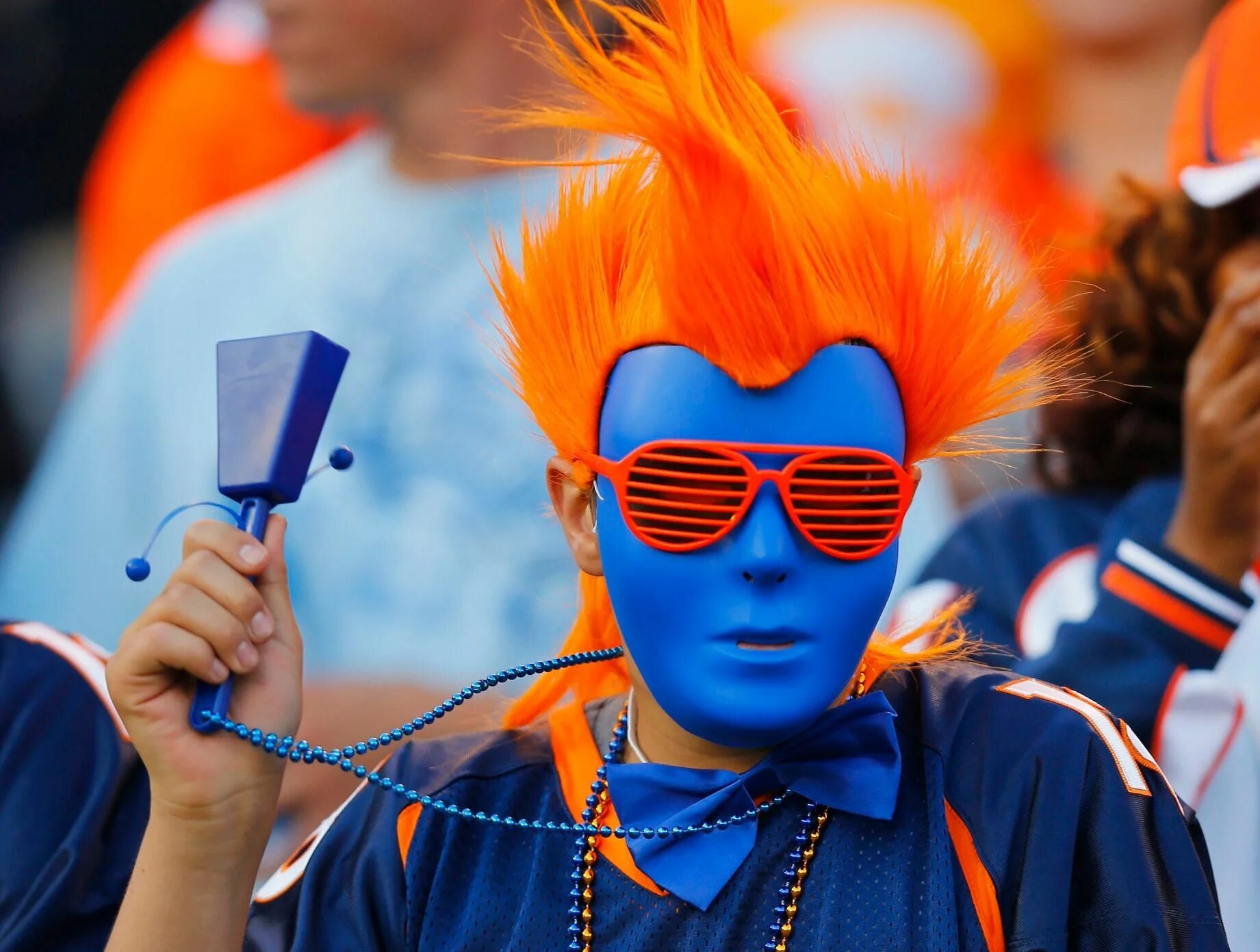 фанат атрибутика. фанатская атрибутика. атрибуты болельщика футбола. атрибуты болельщиков. футбольная фанатская атрибутика.