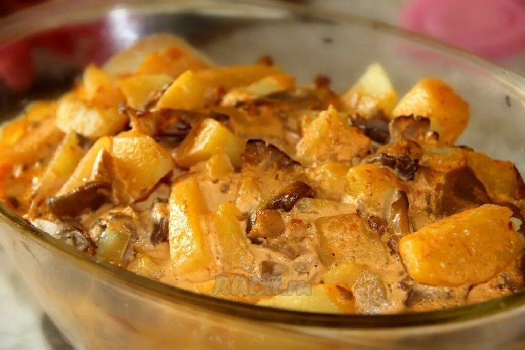 Картошка, тушеная с курицей в сметанно-сливочном соусе. Рецепты тушеной картошки в духовке. Картошка с мясом. Картошка с мясом. Тыква с мясом и картофелем в духовке.