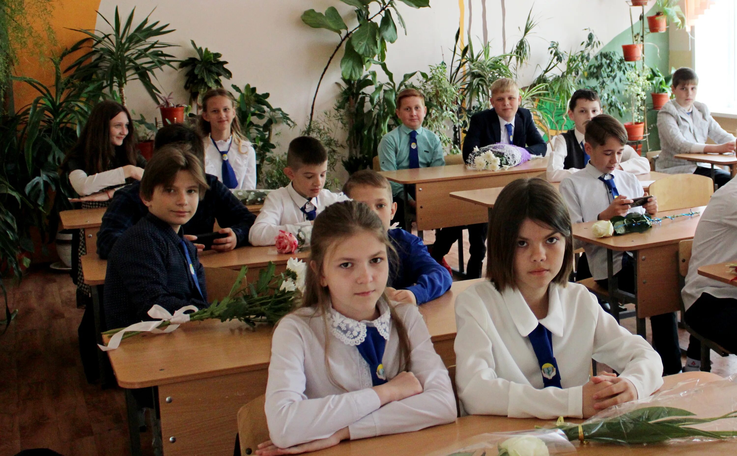 Начало учебного года беларусь. С началом учебного года. Первоклашки на линейке 1 сентября. Начало учебного года беларусь. Первоклашки на линейке.