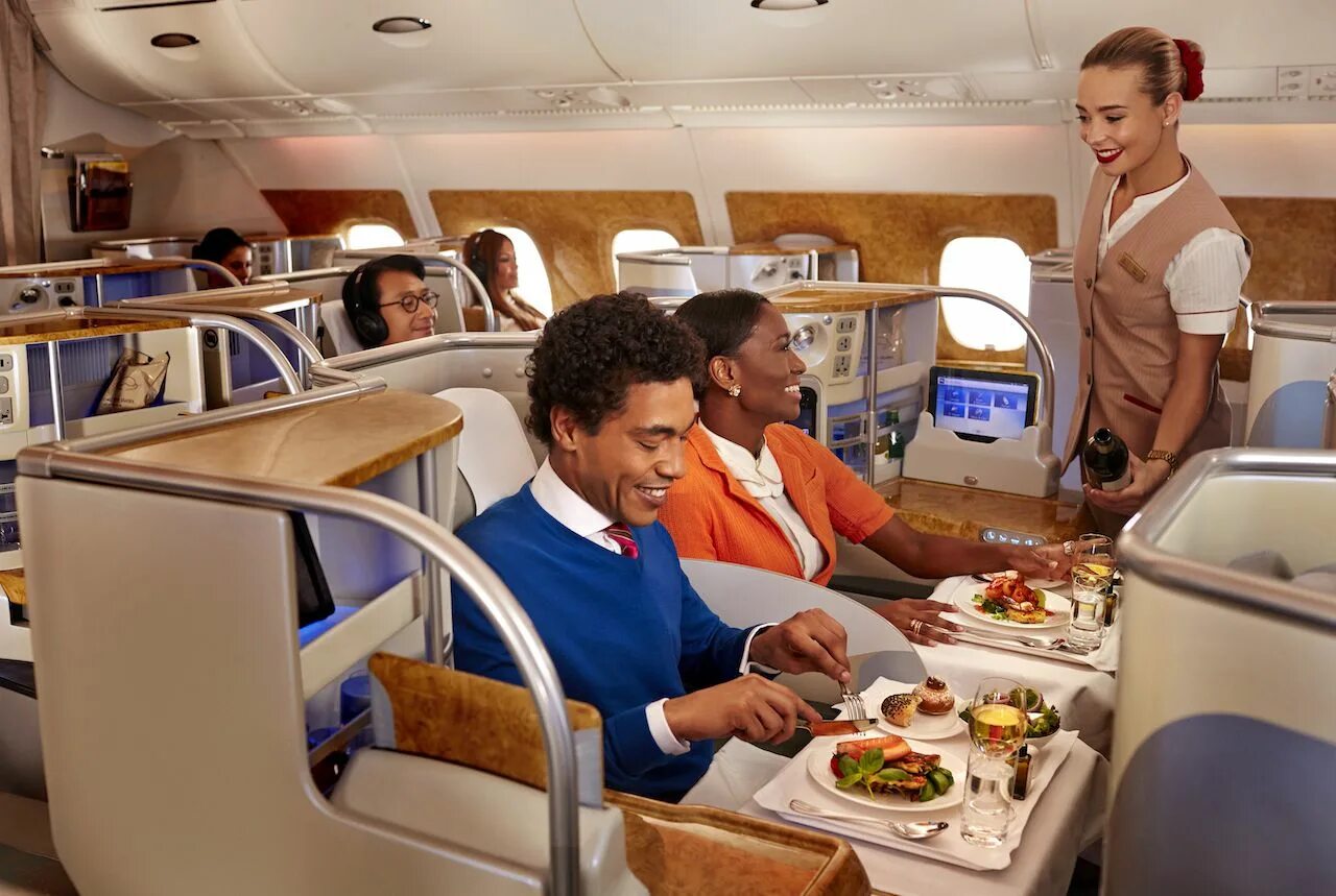 Самолете дают еду. Еда в самолете. Кейтеринг на борту самолета. Emirates еда на борту. Самолет сервис.