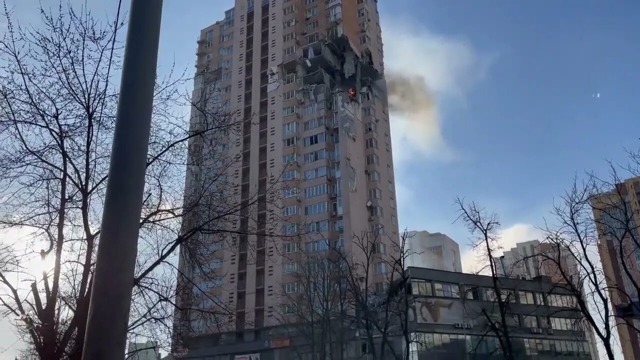 Попадание в жилой дом. Киев лобановского ракета. обстрелянные многоэтажки в киеве. ракета в жилой дом. взорванный дом в киеве.