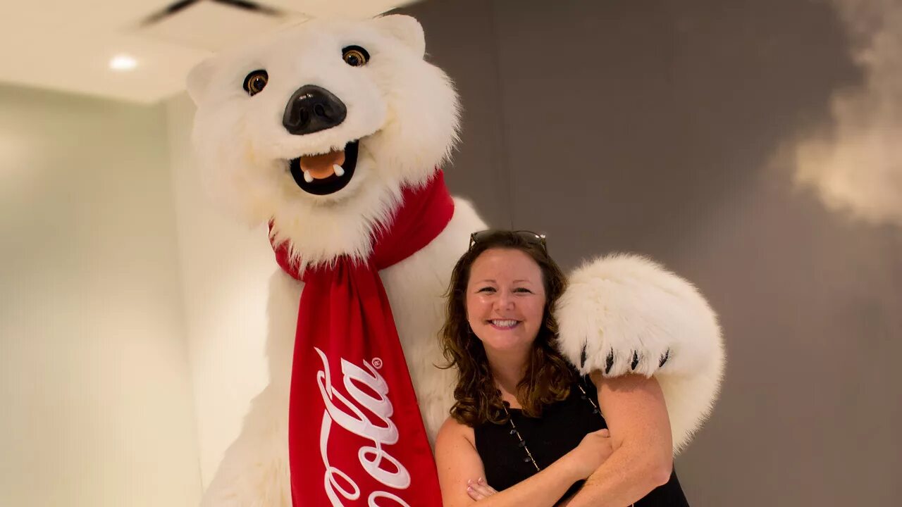 Кукла белый медведь. Coca Cola Polar Bear. Медведь Кока-кола аниматор. Медведь с Кока колы. Ростовая кукла белый медведь.