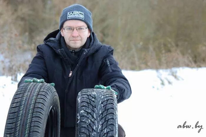 Пропорол колесо зимой. Летняя запаска зимой на заднем колесе. Запаска зимняя. Шины 4 сезона. Спущенное колесо зимой.