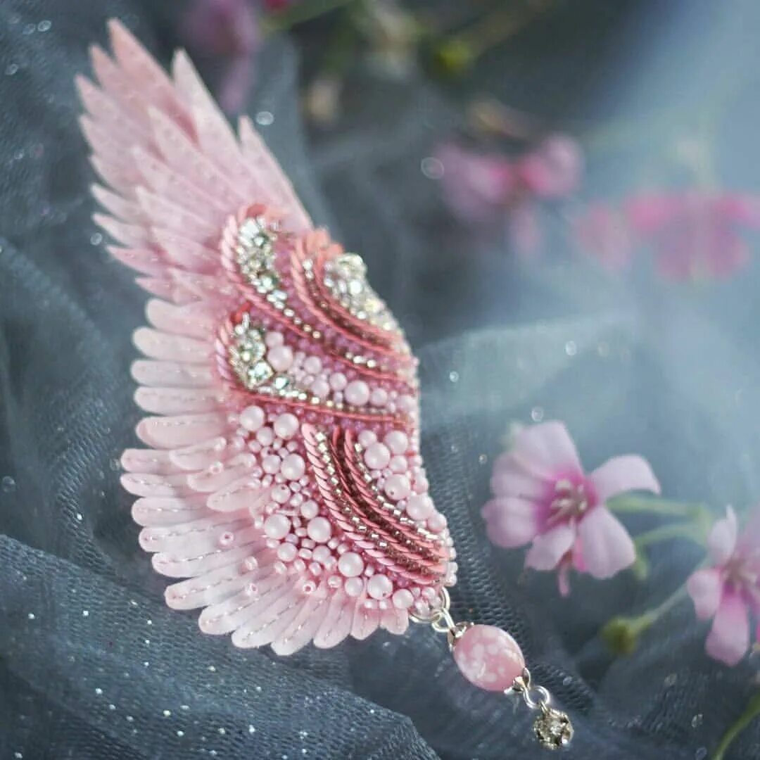 Серьги крылья ангела из бисера. Вышитые крылья. Крылья из бисера. Брошь крылья из бисера. Крылья из бисера.