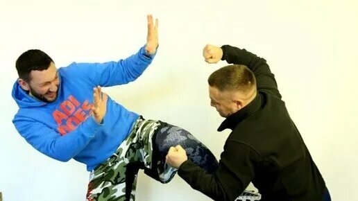 Боюсь бить человека. Мужики дерутся на улице. Боюсь бить человека. Верь в себя не бойся ксивы. Сергей безруков бой с тенью.