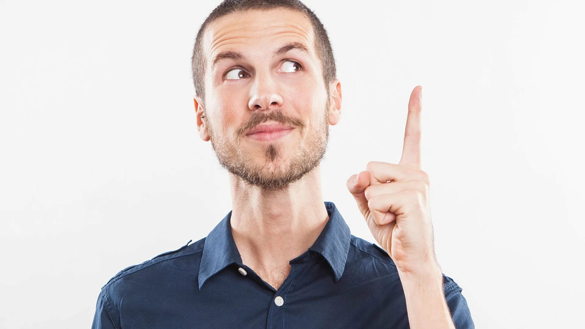 Радостный мужчина. Парень показывает класс. Парень показывает класс. Мужчина показывает. Парень показывает класс.