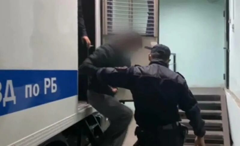 Грабители избивают мужчину. Полиция задержание преступника на московском. Избиение грабеж. Разбой фото. Парня цбили в центре москвы.