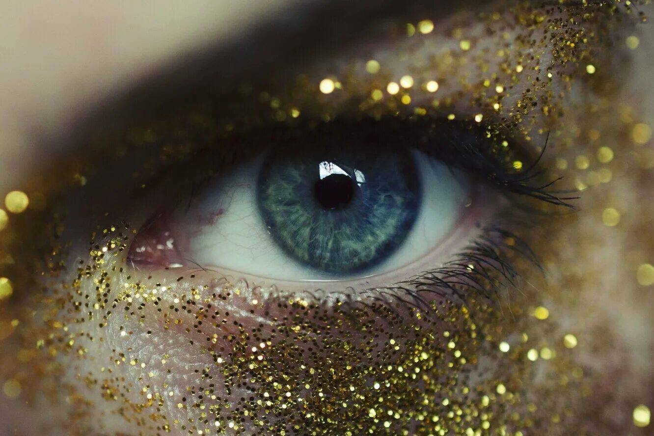 Блестящий макияж. Блеск в глазах. Сверкающие глаза. Макияж с блестками для глаз. Накрашенные глаза.