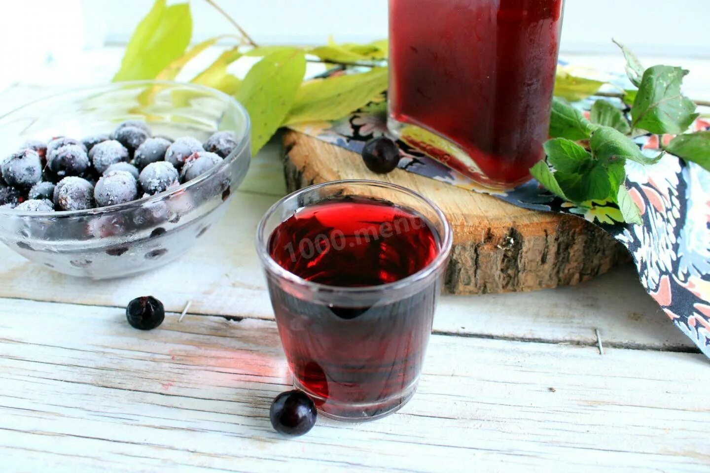 Наливка из черной смородины. Наливка черная смородина. Вино из красной смородины. Наливка таёжная. Черносмородиновый ликер.