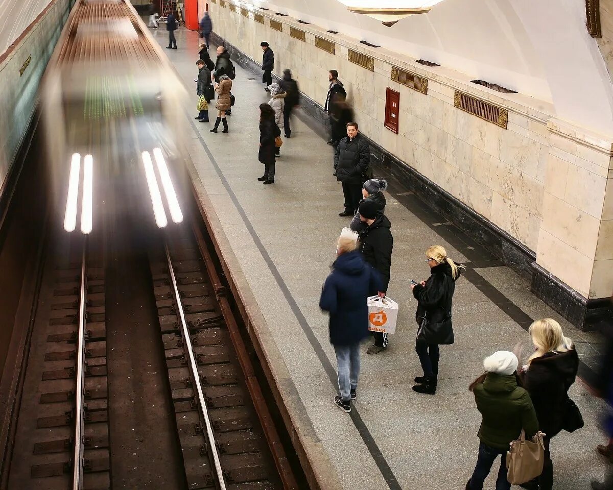 Проверь работает ли станция. Видеокамеры в метро. Камера наблюдения в метро. Платформа метрополитена. Метрополитен перрон.