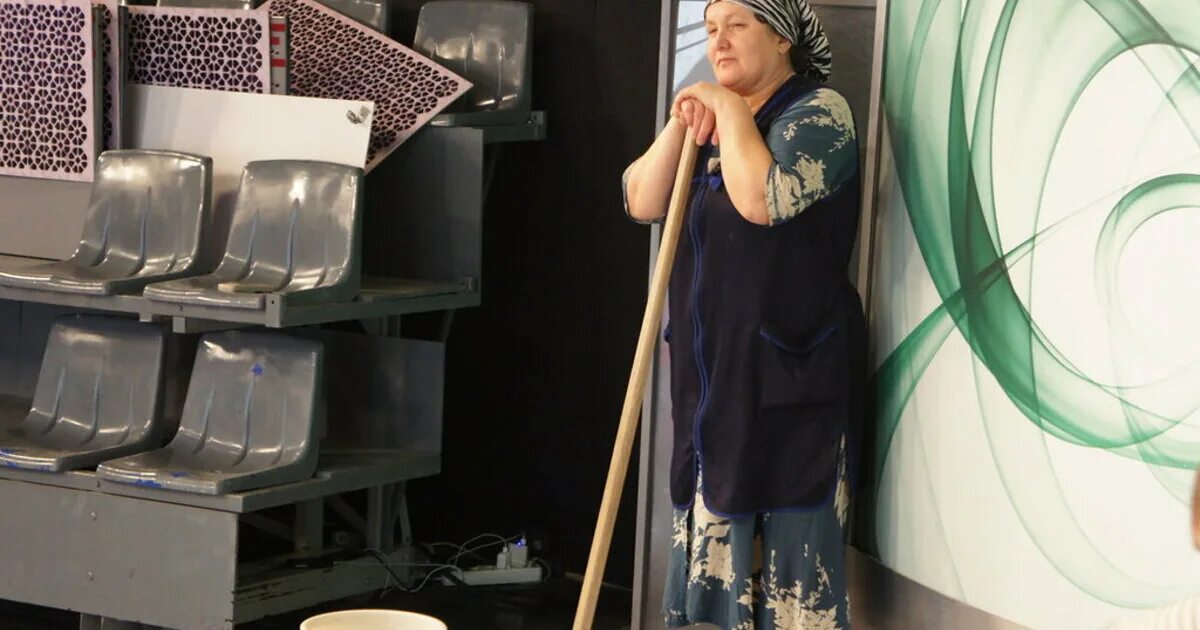 Бабушка мыла полы. Уборщица. бабушка уборщица. женщина пожилая уборка. женщина уборщица.