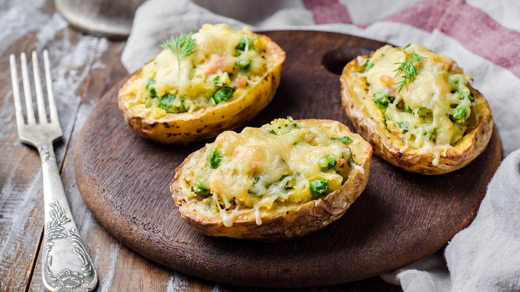 Картошка с грибами и плавленным сыром. Картофельные лодочки. фаршированные картофельные &quot;лодочки&quot;. картофельные лодочки с сыром. фаршированные лодочки из картофеля.