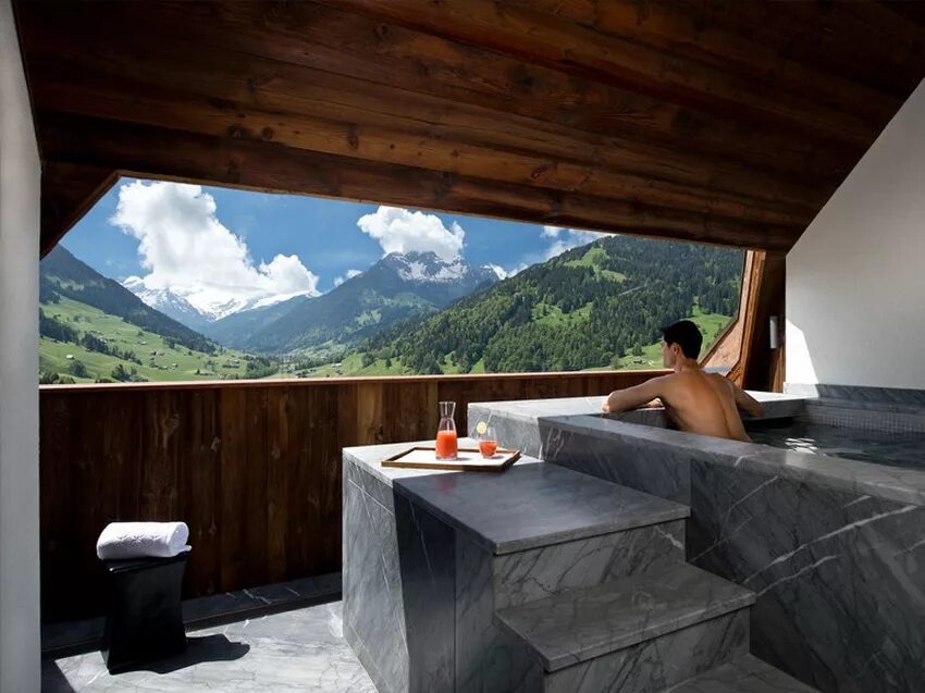 The Alpina Gstaad в Швейцарии спа. Джакузи с видом на горы. Отель с видом на горы. Домик в горах с панорамным видом. Дом где отдыхает душа