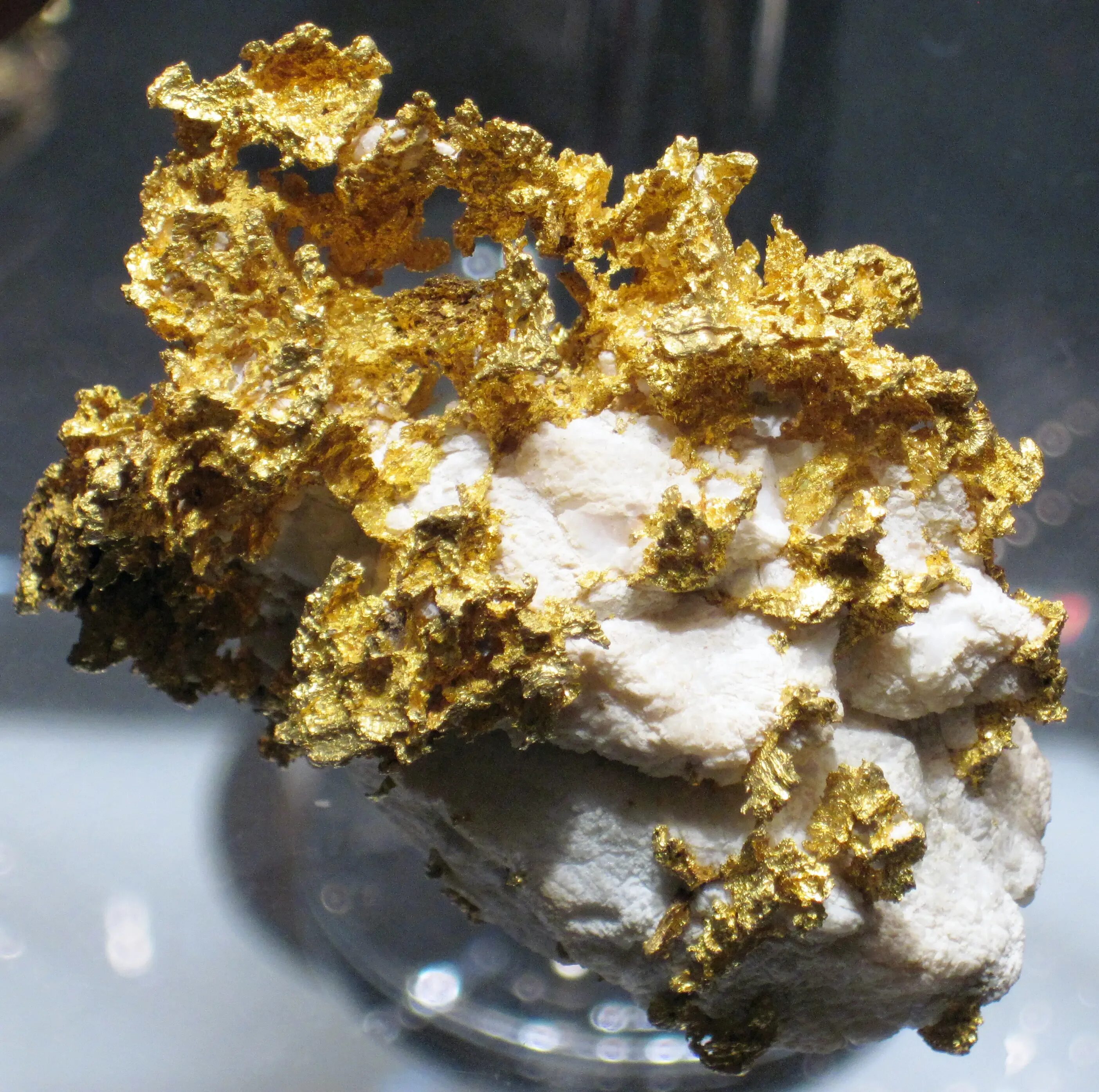 Золотоносная руда Урала. Золото кварц сульфидная формация. Минерал самородок кварц. Самородное золото минерал. В каких водах есть золото
