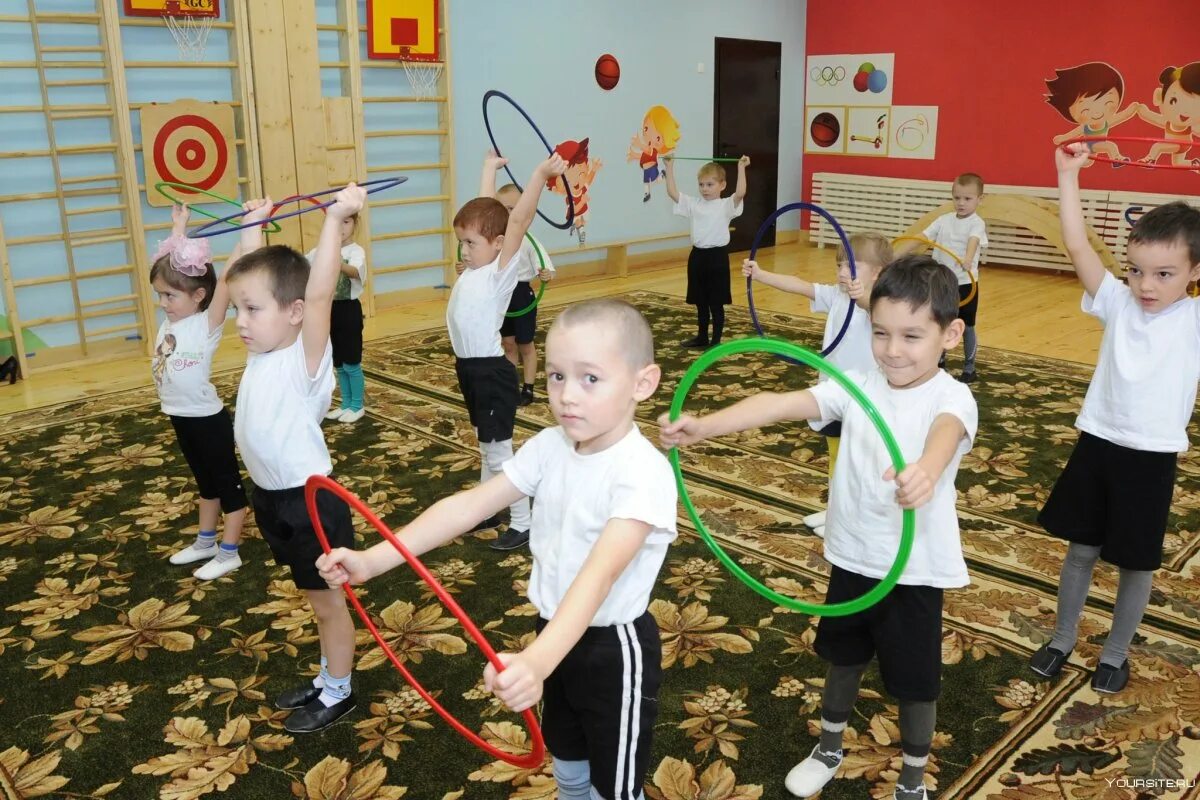 Физкультурные занятия в детском саду. Спортивные занятия в детском саду. Физкультурные занятия в ДОУ. Дети на физкультуре в детском саду.