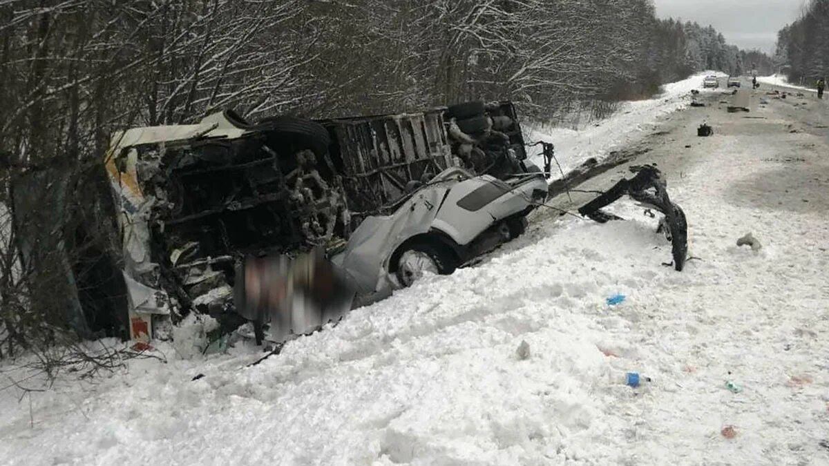 3 января 2014 г. ДТП В Витебской области за последние 3 суток. Происшествия в Витебской области за сутки. Авария с автобусом в зимнее время. Туристы в автобусе авария.