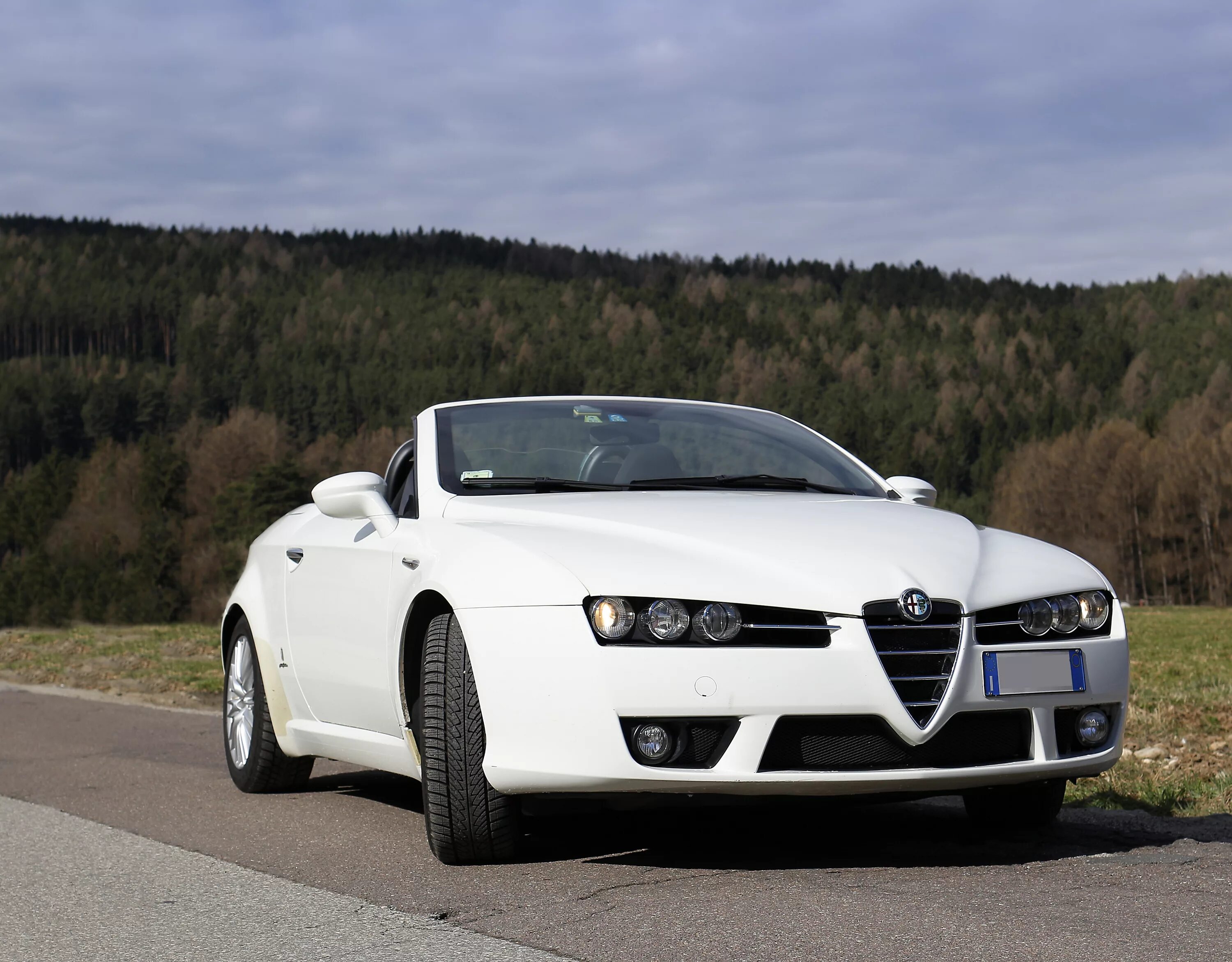 Белая машина фотографии. Alfa romeo 159 кабриолет. alfa romeo brera white. alfa romeo белая. машина альфа ромео белая.