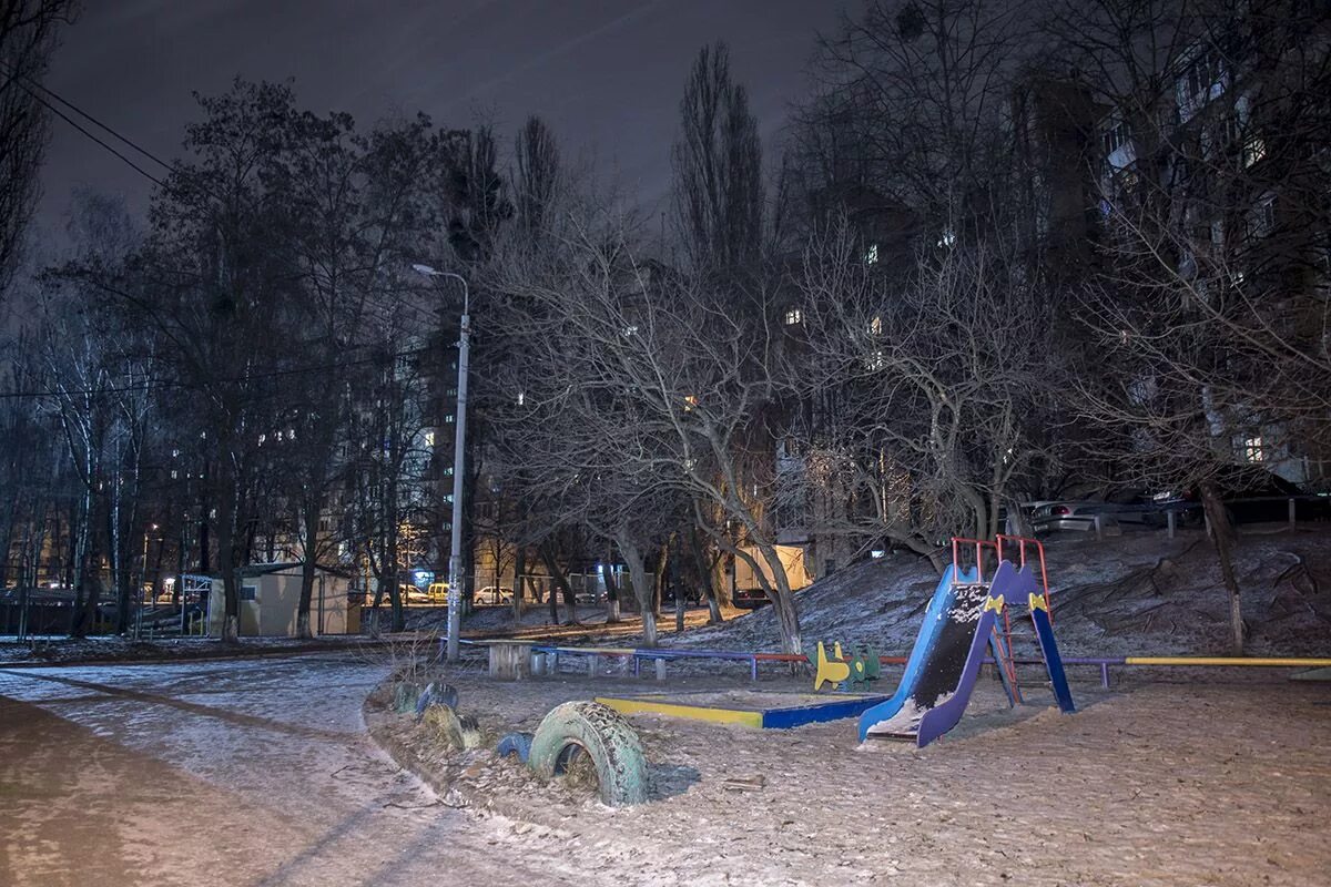 Освещение детской площадки. Темная детская площадка. Двор в темноте. Парк площадка. Детская площадка вечером эстетика.
