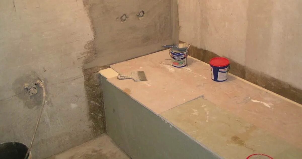 Гипсовая штукатурка в ванной комнате. Штукатурка ванной комнаты под плитку. оштукатуривание стен в санузле. черновая штукатурка ванной комнаты. гипсовые стены в ванной.
