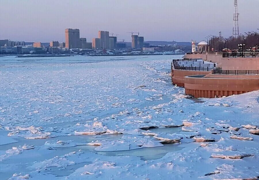 Река покрылась льдом. Фото города без воды. Амур. Актау фото 2022.