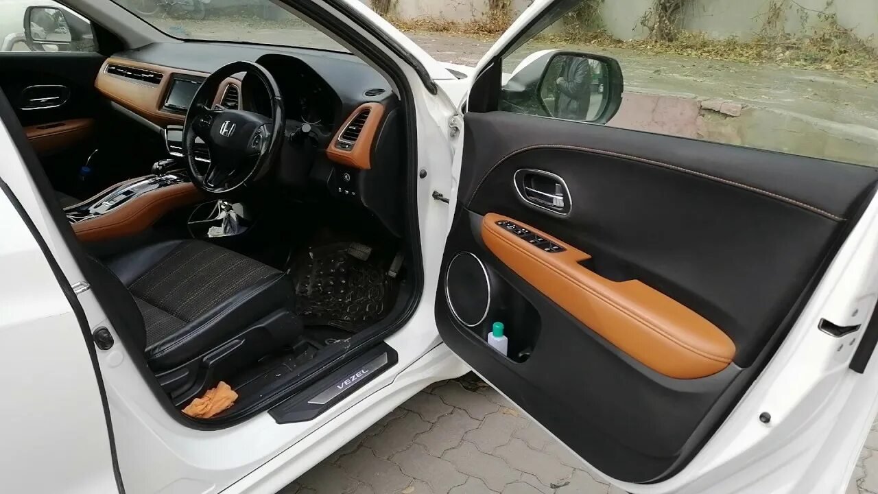 Везел с рыжим салоном. Honda vezel 2019. Дверь honda vezel. Honda vezel hybrid салон. Дверь honda vezel.