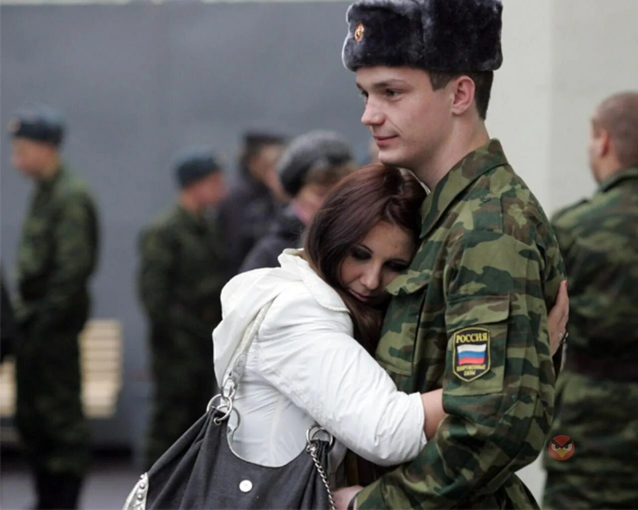Девушка и парень в форме. Девушка солдат. провожают в армию. парень и девушка в военной форме. жена солдата.