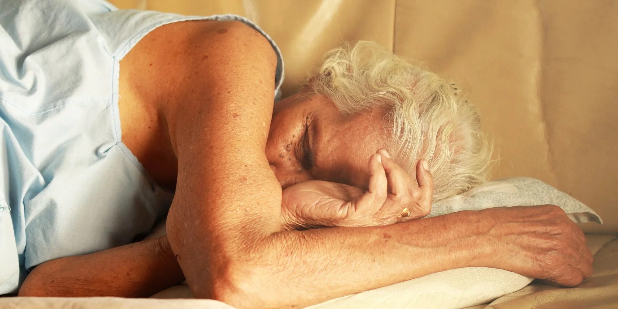 Пожилая женщина спит на кровати. Сенильная деменция. Сплю со старушками. Спящая бабулька. Бабушка спит.