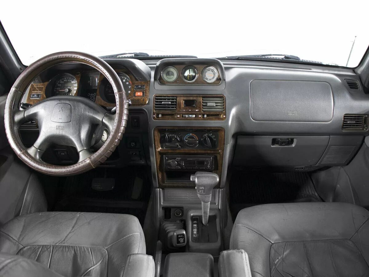 Mitsubishi Pajero 2 салон. Мицубиси Паджеро 2 поколения. Mitsubishi Pajero 1999 салон. Mitsubishi Pajero 1998 салон.