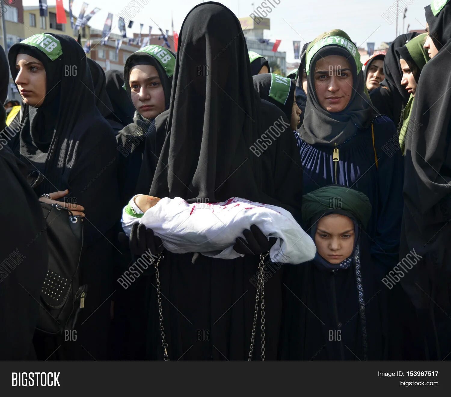 Траур в исламе. Мусульманка в трауре. Траурная одежда для женщин у мусульман. Одежда для похорон женщины мусульманки.