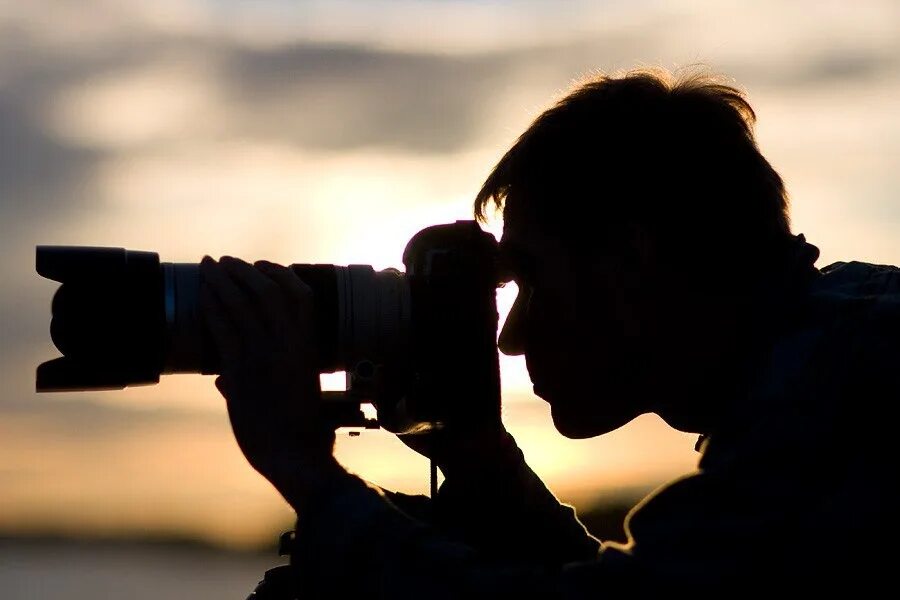 Фотограф с фотоаппаратом. Фотограф фотографирует пару. Толпа фотографов. Фотографы в фотошколе. Фотографируем вместе.