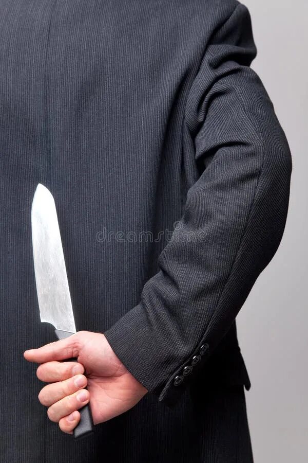 Нож за спиной. Человек с ножом за спиной. Мужчина с ножом за спиной.