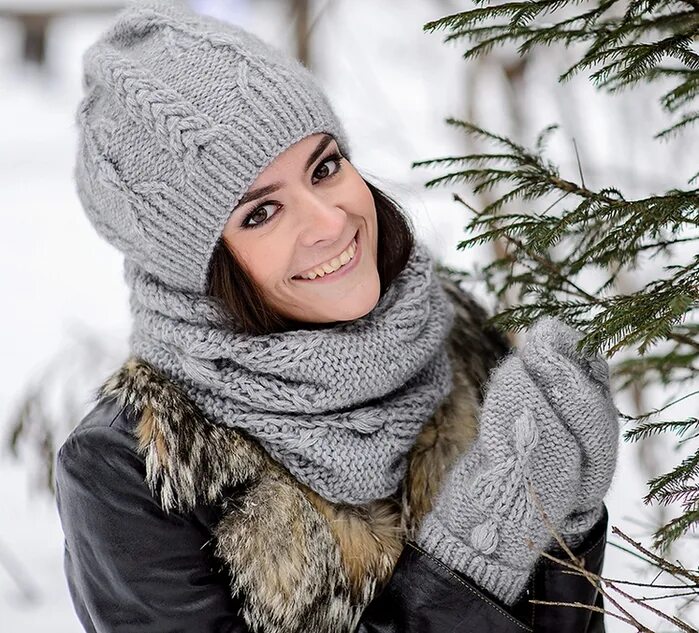 Модные вязаные шапки. Шапка шарф. Комплекты шапок и снудов. Вязаные шапки и шарфы для женщин. Вязание зимние.