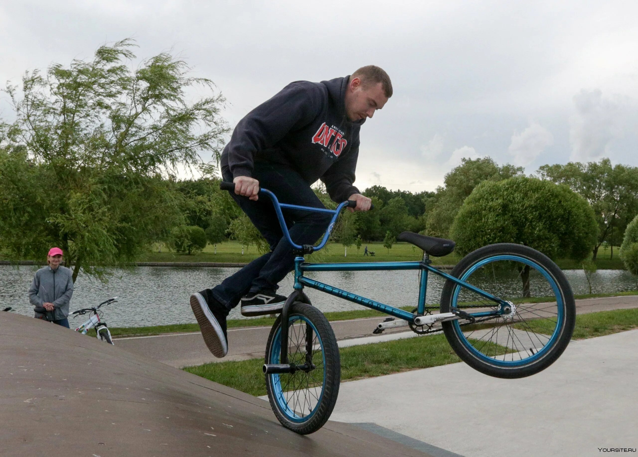 Бмх райдеры. Велосипед картинка. Bmx на закате. Трюковые трюковой bmx. Про райдеров.
