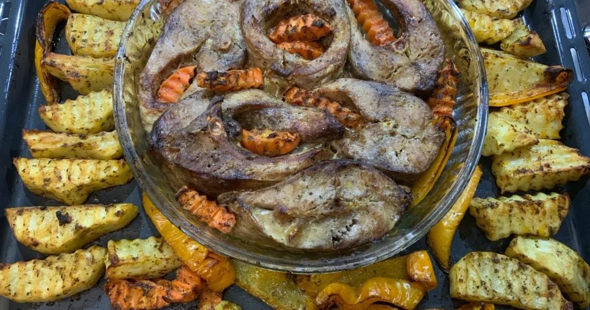 Приготовить стейки сазана. Сазан в духовке кусочками. Шашлык из сазана. Жареный карп стейками. Как замариновать сазана для шашлыка.