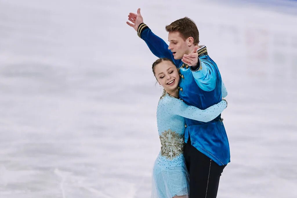 Человек массой 60 кг ловит мяч массой 500. Павлюченко и ходыкин фигурное катание. Фигурист массой. Человек массой 75 кг стоя на коньках. Фигурист массой.