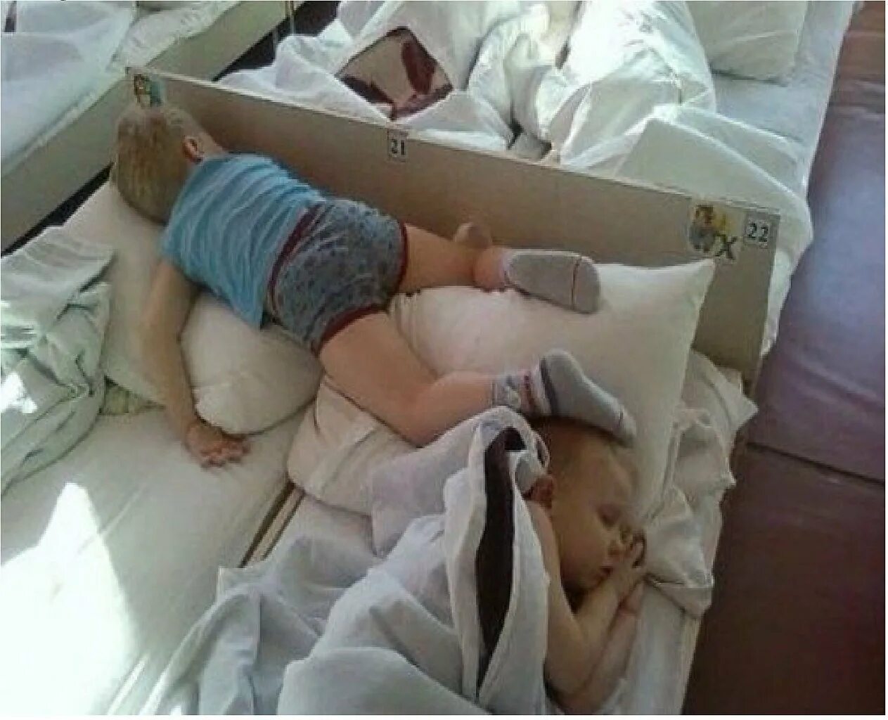 Тихий час прошел. Тихий час в детском саду. дети спят в детском саду. сон час в детском садике.