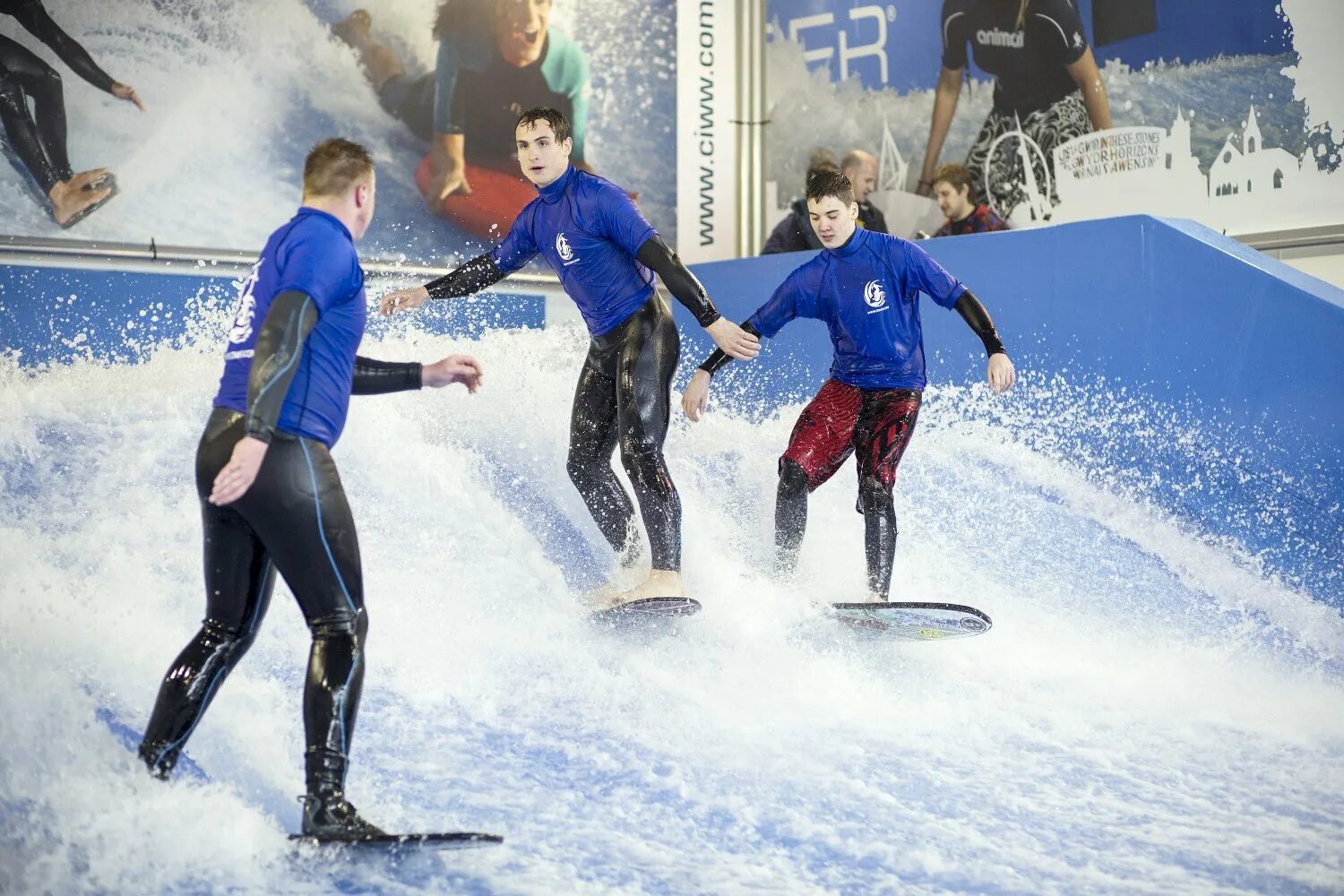 Серфинг-аттракцион Flowrider.. Искусственная волна Лужники. Искусственная волна для серфинга в Москве. Искусственная волна Новосибирск.