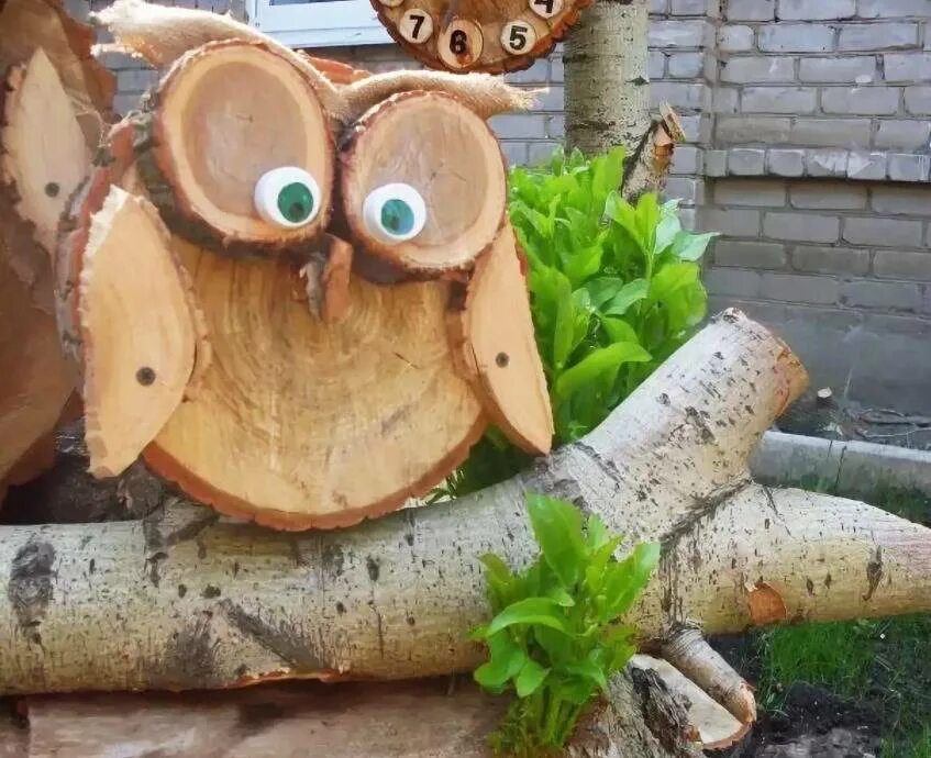 Поделки из дерева для сада. Поделки из спилов дерева своими руками для детского сада. фигурки из бревна для сада. деревянные украшения для сада. фигуры из спиленных деревьев.