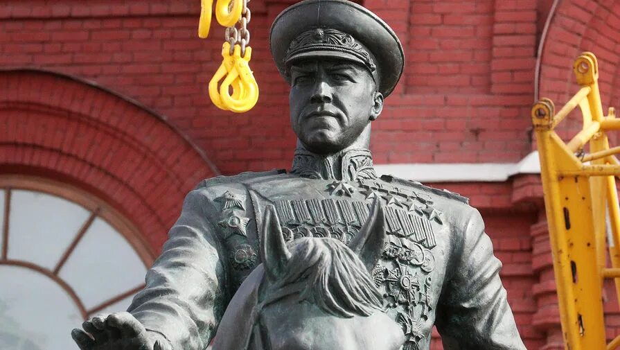 Памятник маршалу жукову в москве. Памятник маршалу жукову на манежной площади в москве. маршал жуков памятник. памятник георгию жукову. памятник маршалу жукову в москве 2025.