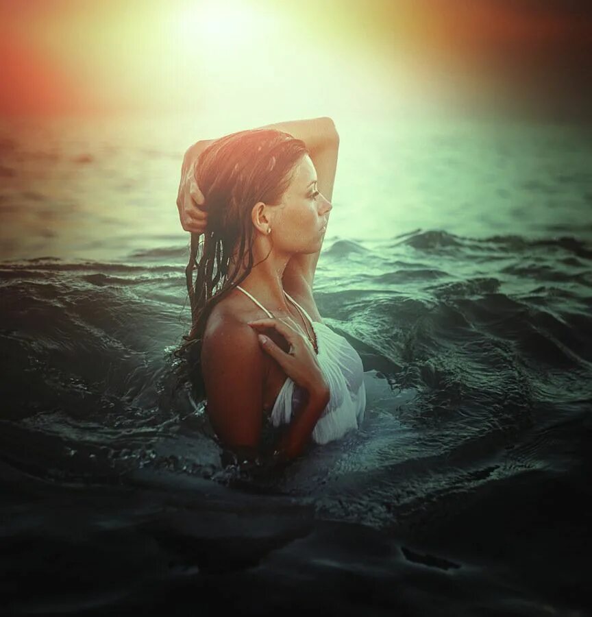 Девушка на берегу моря. Sandra kubicka улыбается. Девушка на волне. Девушка на берегу моря. Красивые девушки на море.