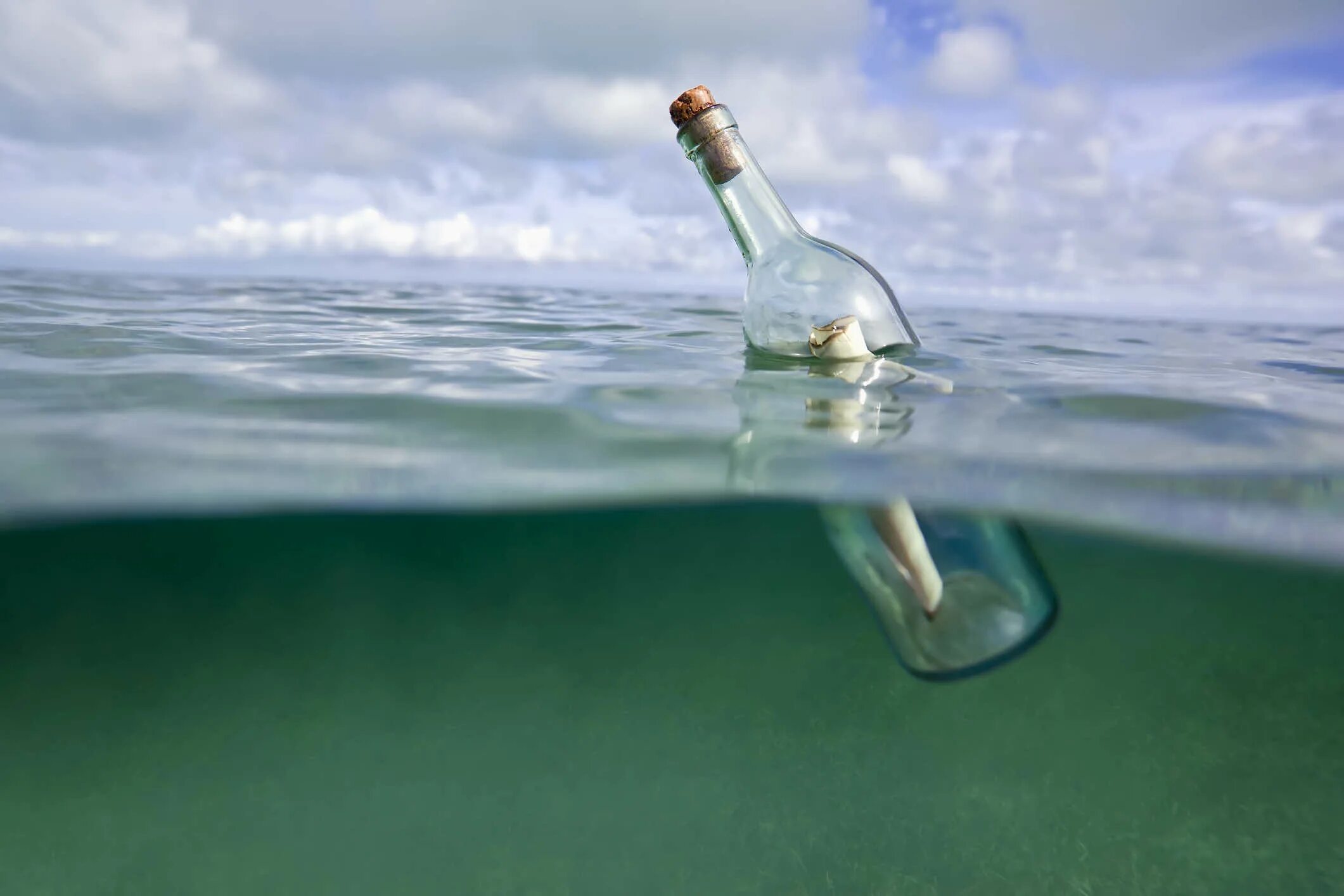 Обращение к воде. Море в бутылке. Бутылка с посланием в море. Послание в бутылке. Бутылка с запиской в море.