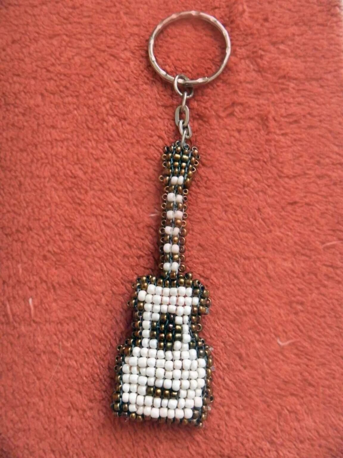 брелки из бисера. легкие брелки из бисера. брелок из бисера легкий. объемные брелки из бисера. брелки из бисера.